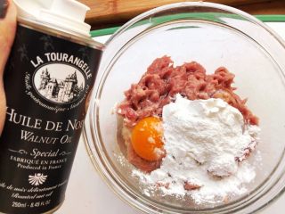 5、猪肉山药肠,加入少量核桃油