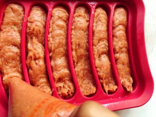 13、猪肉山药肠,均匀的挤进模具里