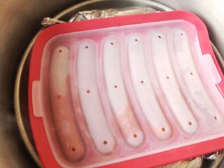 17、猪肉山药肠,放入蒸锅，蒸20分钟左右。