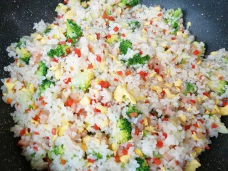 14、西兰花蛋炒饭, 放盐调味关火。