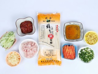 1、杂酱面,准备齐全食材,肉剁成肉末,葱切成葱花,黄瓜、胡萝卜切丝