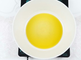 2、杂酱面,锅内倒油,大火烧热