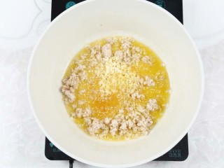 4、杂酱面,倒适量料酒、放入蒜末