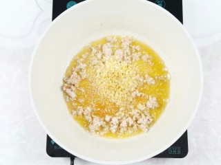 5、杂酱面,放入适量姜末