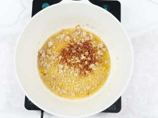 6、杂酱面,适量酱油