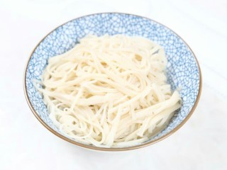 16、杂酱面,面条捞出待用