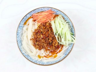 18、杂酱面,放上黄瓜丝、胡萝卜丝