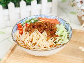 20、杂酱面,撒上剁椒,加适量面汤,搅拌均匀就可以吃啦