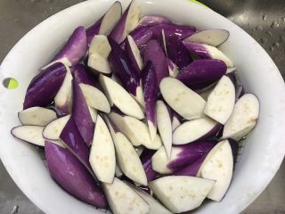 2、蒜泥肉末茄子,茄子洗净,去蒂。滚刀块。放入清水中浸泡。这样可以让茄子吸收水份,炒的过程中就不会吸收很多油,吃起来更加健康。