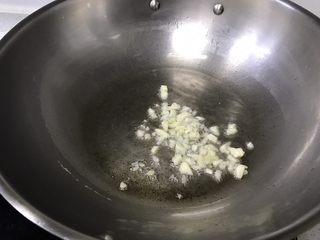 3、蒜泥肉末茄子,大火起油锅30g油,下蒜末