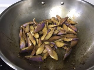 12、蒜泥肉末茄子,炒至茄子变软