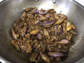 14、蒜泥肉末茄子,加入盐,翻炒均匀