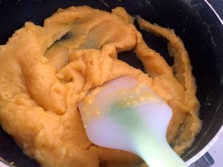 7、金沙奶黄月饼,炒制奶黄馅抱团，直到炒干，注意是炒干，不是炒散，如果发现奶黄馅不成团了，赶快离火，炒馅过程中全程小火