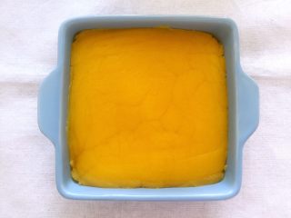 8、金沙奶黄月饼,炒好的馅就是干干的，奶黄馅是偏软的馅，不适合做太大块的月饼，你也可以多做一点冷冻起来做面包，中式点心都可以用