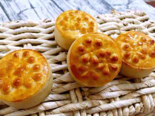 15、金沙奶黄月饼,出炉后的成品效果还不错吧！这是刷了两次蛋黄液的效果！