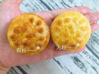 16、金沙奶黄月饼,再发一张对比图，月饼胚滚圆压模具前最好滚薄粉，可以防粘，并且会使花纹更清晰，右侧不清晰的就是少涂蛋黄水和没有滚粉的效果，是不是左侧的小月饼更加貌美呢！