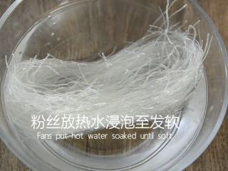 4、蒜蓉粉丝蒸丝瓜好看又好吃，秘密就在这酱料,粉丝放热水浸泡至发软