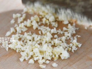 5、蒜蓉粉丝蒸丝瓜好看又好吃，秘密就在这酱料,大蒜切末