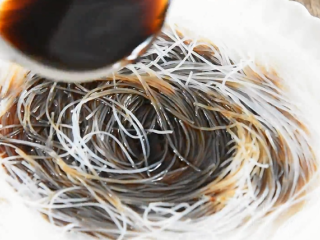 10、蒜蓉粉丝蒸丝瓜好看又好吃，秘密就在这酱料,泡软的粉丝放入盘中，倒入味水后姜粉丝扒匀