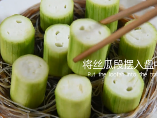 11、蒜蓉粉丝蒸丝瓜好看又好吃，秘密就在这酱料,将丝瓜段摆入盘中