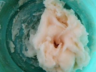 1、冰皮月饼,将水倒入冰皮月饼粉中，搅拌。