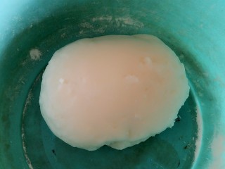 2、冰皮月饼,揉成团。