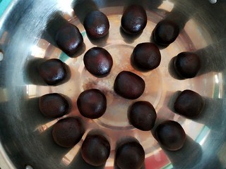 3、冰皮月饼,将馅儿捏成团（20g）