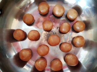 4、冰皮月饼,将馅儿捏成团（20g）