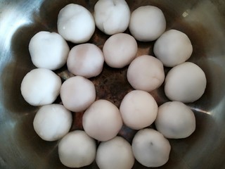 5、冰皮月饼,将冰皮捏成大约30g的小团，包入馅儿料。