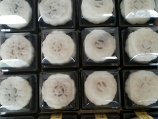 6、冰皮月饼,用月饼模具将面团制成月饼，放入月饼盒中。