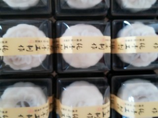 7、冰皮月饼,贴上封口贴。放入冰箱冷藏4个小时，即可食用。