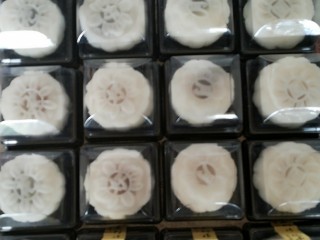 8、冰皮月饼,我一次做了三十多个月饼，所以大家可以根据配料比例来增加或者减少配料。
