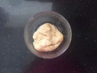 1、蛋黄酥,把水油皮的所有材料称量好倒入盆中，快速搅拌成面团，盖上保鲜膜备用。