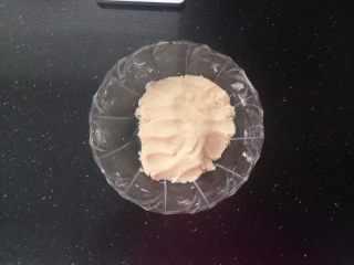 2、蛋黄酥,把油酥的材料倒入小盆中搅拌均匀，盖上保鲜膜放入冰箱冷藏备用。