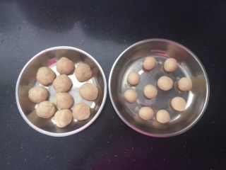 3、蛋黄酥,把水油皮、油酥分成10等份，揉成小球放入盘中备好。