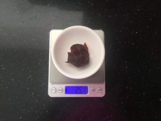 4、蛋黄酥,红豆沙分成10个25克的小球。