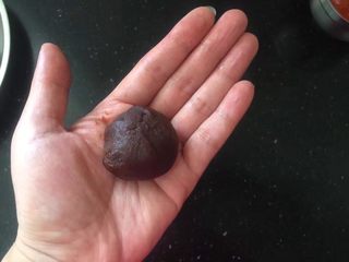 6、蛋黄酥,收紧收口，揉圆。