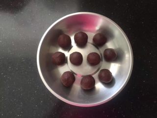 7、蛋黄酥,全部包好放入盘中备用。