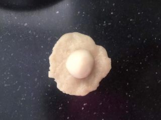 8、蛋黄酥,取一份水油皮拍扁，放入一个油酥。