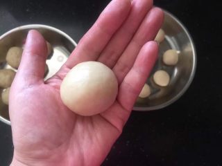 9、蛋黄酥,包起来。