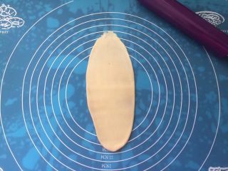 10、蛋黄酥,擀成椭圆形。