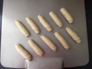 11、蛋黄酥,自下而上卷起，码入烤盘上。