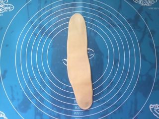 12、蛋黄酥,再取一份第二次擀成椭圆形。