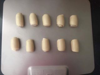 13、蛋黄酥,自下而上卷起，全部第二次卷好。