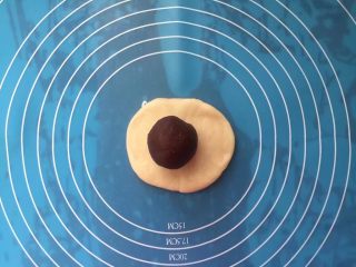 15、蛋黄酥,擀成圆皮，放入一个豆沙蛋黄馅儿。