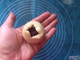 16、蛋黄酥,包起来，揉圆。