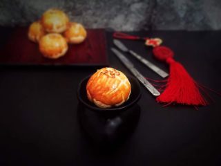 20、蛋黄酥,酥得掉渣渣。