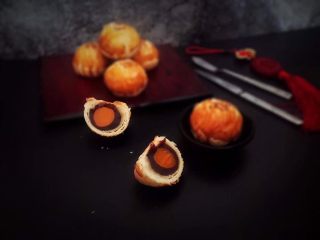 21、蛋黄酥,切开后更诱人。