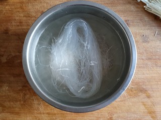 2、蒜蓉粉丝蒸金针菇——快手下饭就靠它,粉丝用开水浸泡五分钟，变软后沥水捞出备用。