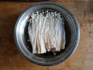 3、蒜蓉粉丝蒸金针菇——快手下饭就靠它,在水中加点盐水把金针菇浸泡一下洗净。